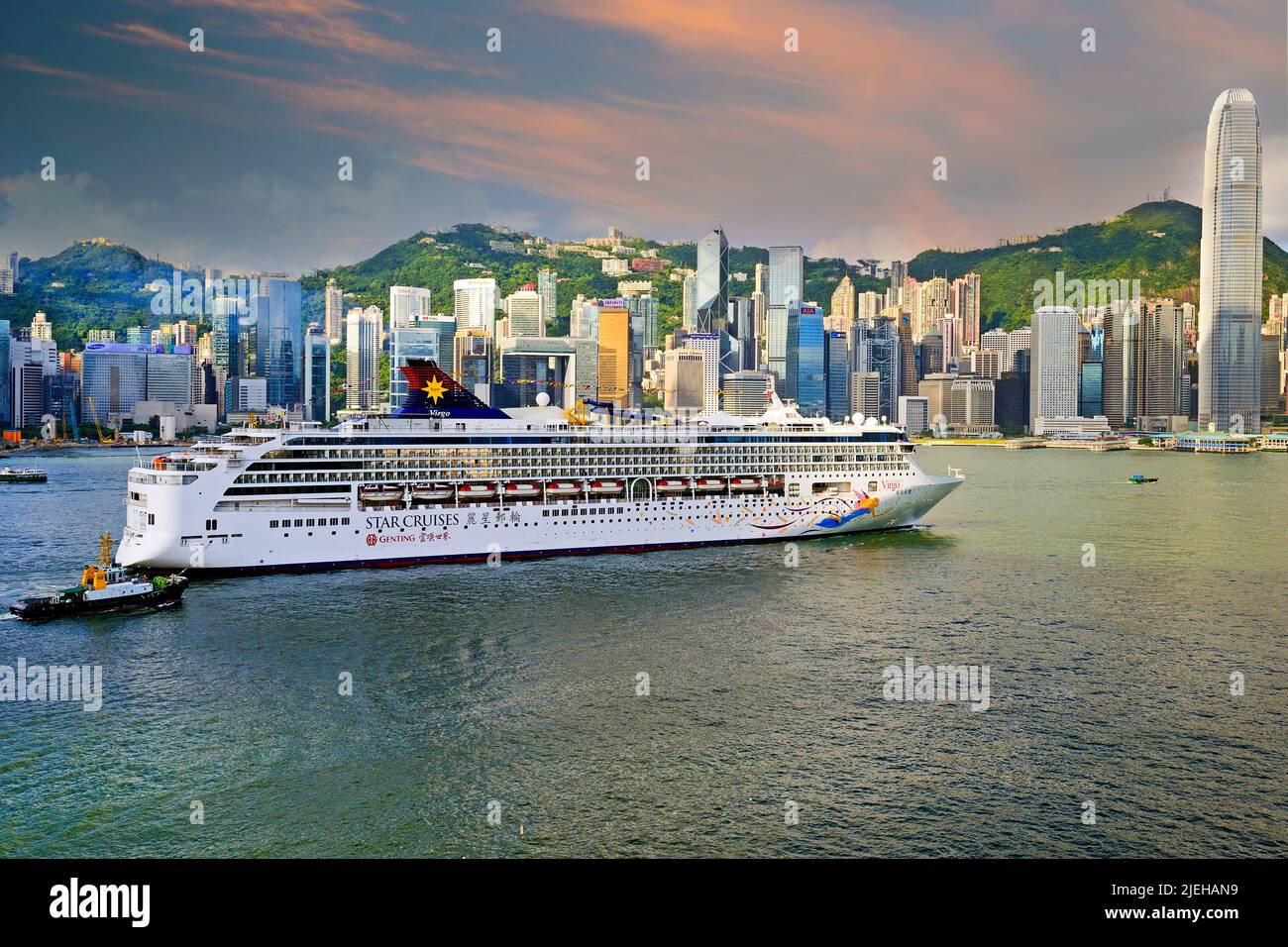 Großes Kreuzfahrtschiff fährt am frühen Morgen auf dem Hongkong River, zwischen Central und Kowloon, Hongkong, Cina, Superstar Virgo, Star Cruises, Foto Stock
