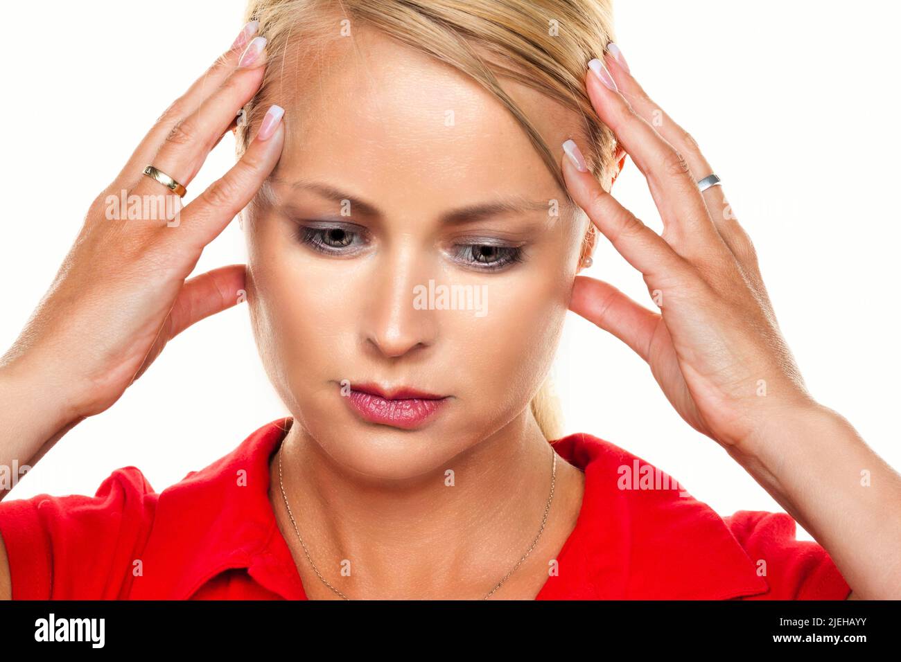 Eine nachdenkliche junge Frau mit Kopfschmerzen und Migr. Foto Stock