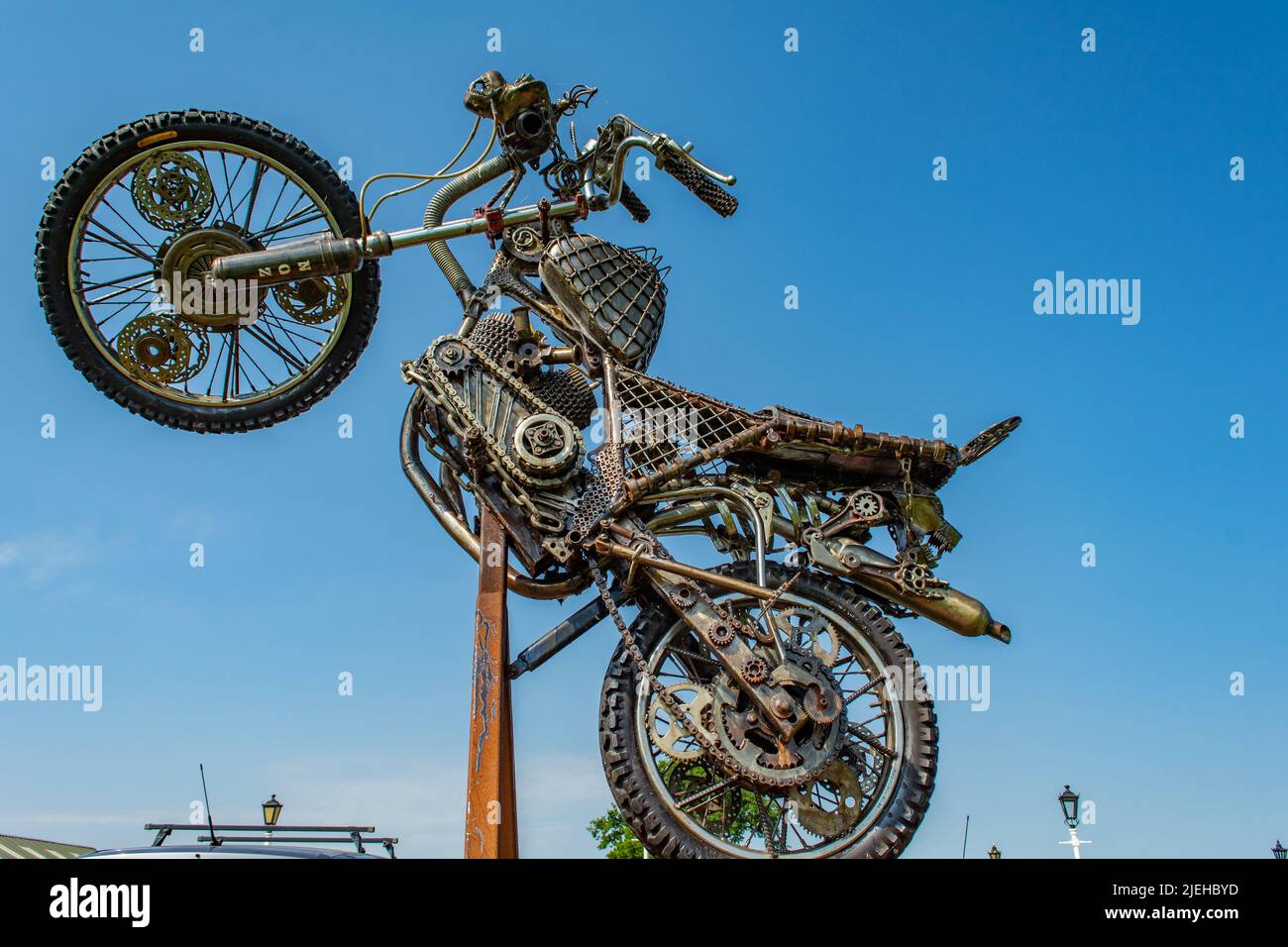 Sculture in metallo che si basano presso la British Iron Works di Oswestry Shropshire. Ci sono leoni, tigri, elefanti, pavoni, zebre ecc ecc Foto Stock