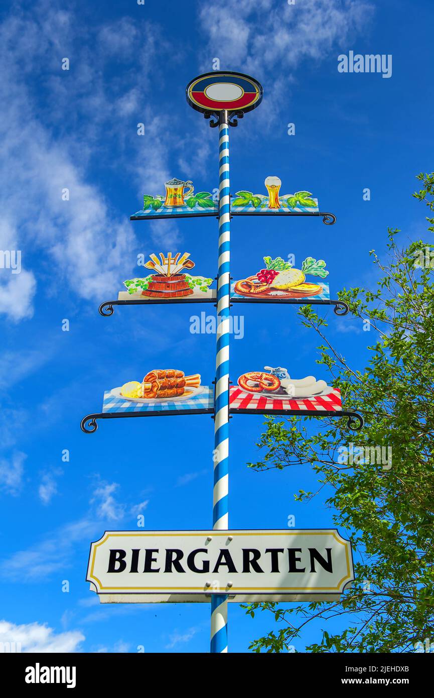 Maibaum und Biergarten in Bayern, Foto Stock