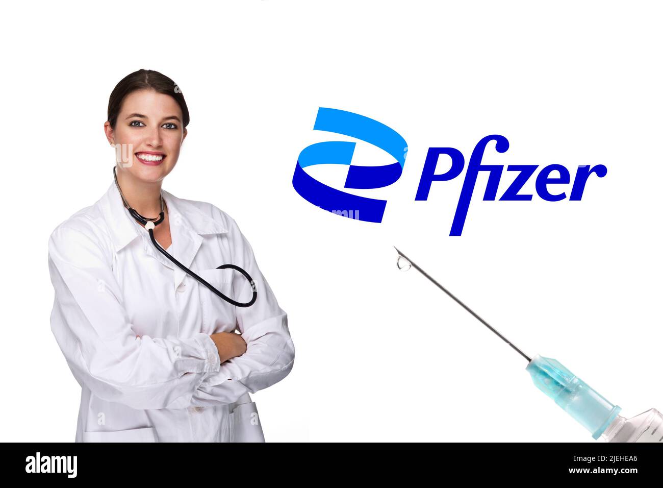 Junge Ärztin mit Stethoskop und Tabbetten in der Hand, 30, 35, Jahre, brünet, Sommersprossen, logo neues Pfizer, Impfstoff, Hersteller, Foto Stock