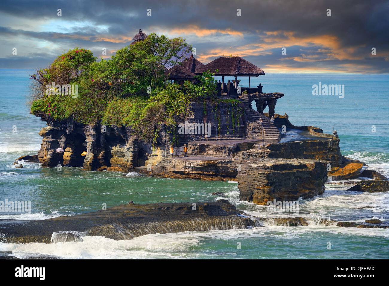 Meerestempel pura Tanah Lot, kurz vor Sonnenuntergang, Tabanan, Bali, Indonesia Foto Stock