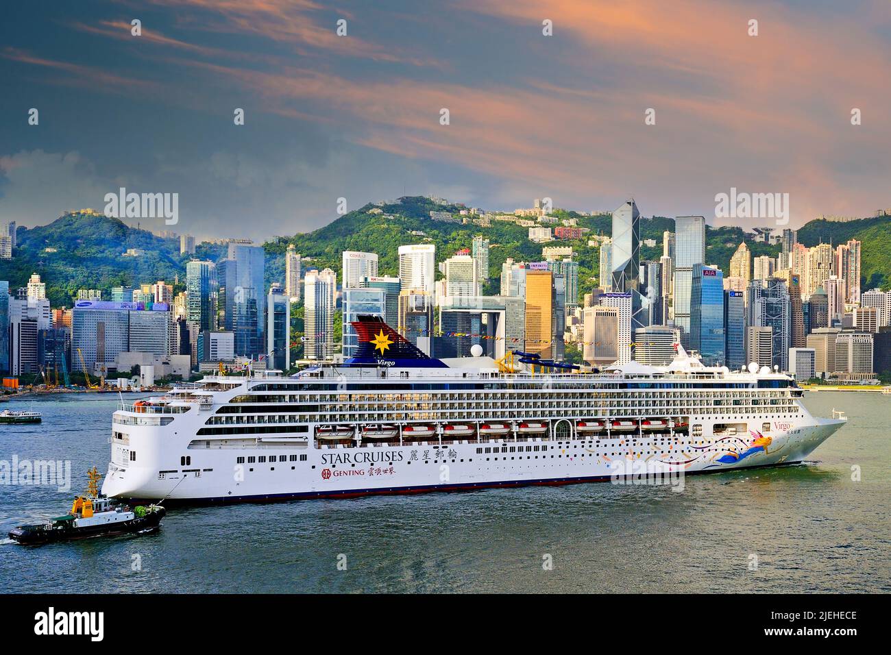 Großes Kreuzfahrtschiff fährt am frühen Morgen auf dem Hongkong River, zwischen Central und Kowloon, Hongkong, Cina, Superstar Virgo, Star Cruises, Foto Stock