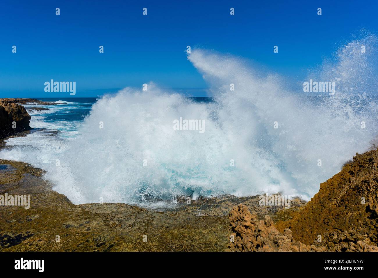 Küstenlinie bei Carnarvon Westaustralien, Brandungswellen, Foto Stock