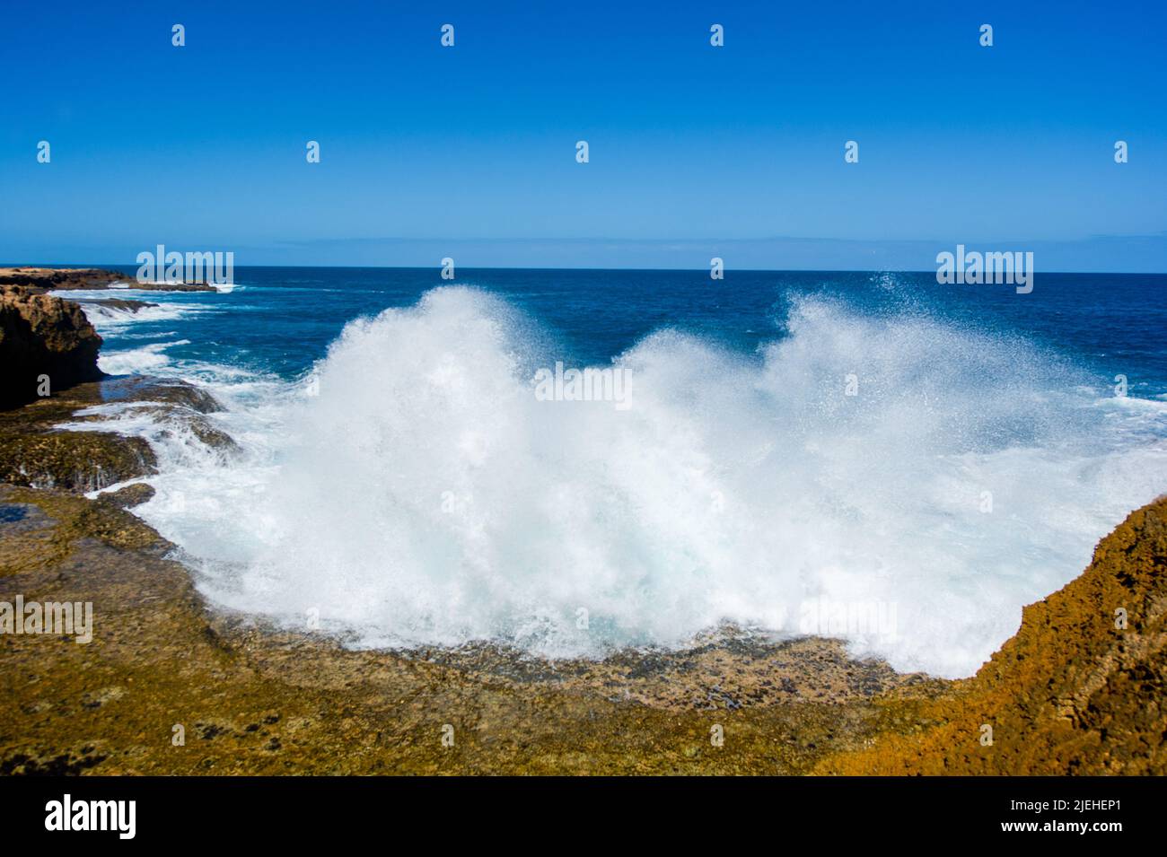 Küstenlinie bei Carnarvon Westaustralien, Brandungswellen, Foto Stock