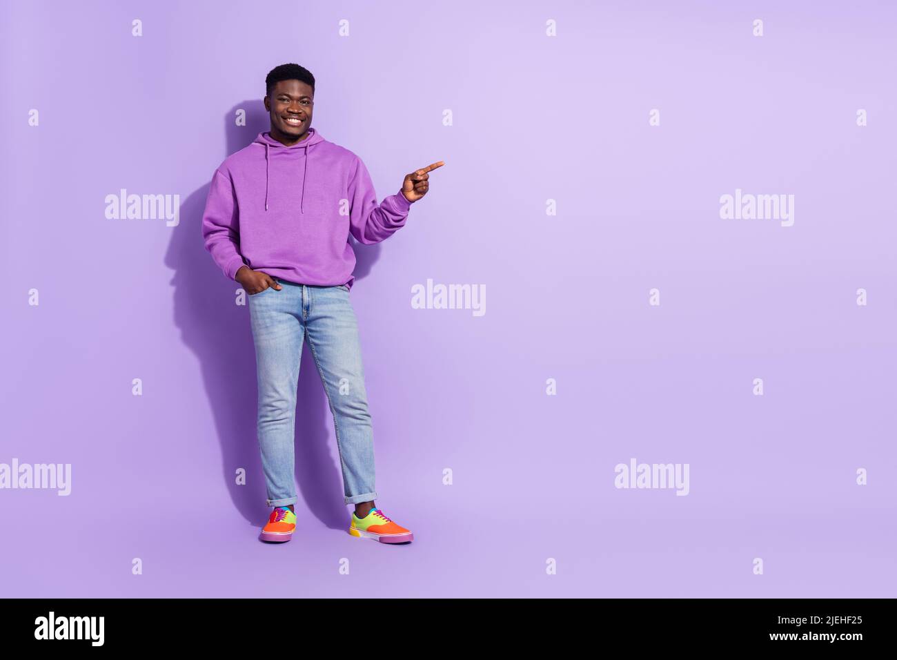 Ritratto a corpo pieno di positivo corto altezza uomo indicare dito vuoto spazio News isolato su sfondo viola colore Foto Stock