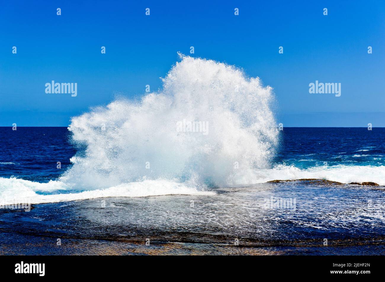 Küstenlinie bei Carnarvon Westaustralien, Brandungswellen, Foto Stock