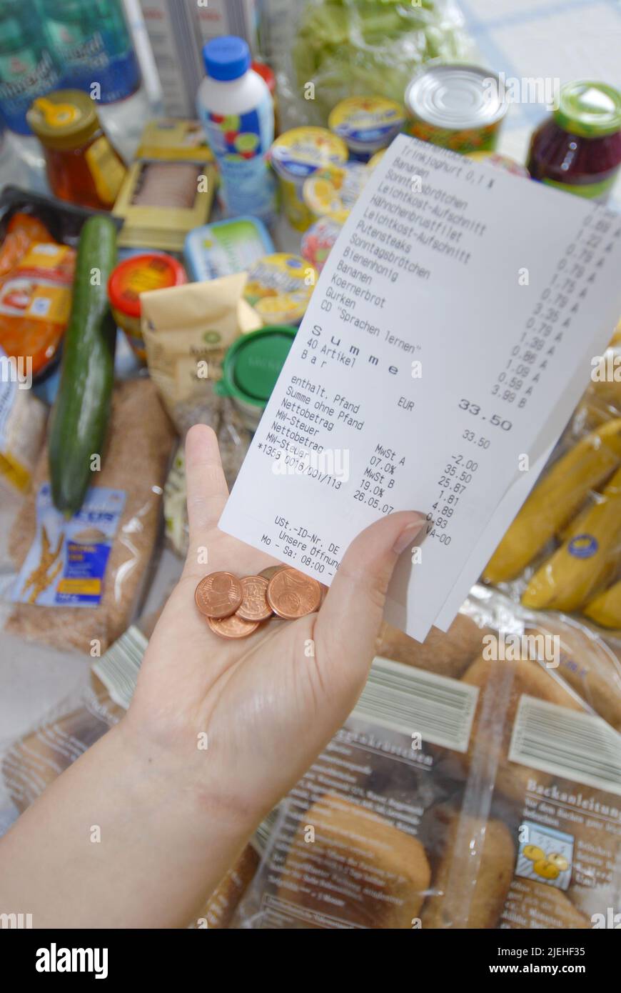 Einkaufen wird immer teuer, Preisteigerung bei Lebensmittel, Frau kontrolliert Geld in der Geldbörse und vergleicht den Kassenbon, Foto Stock