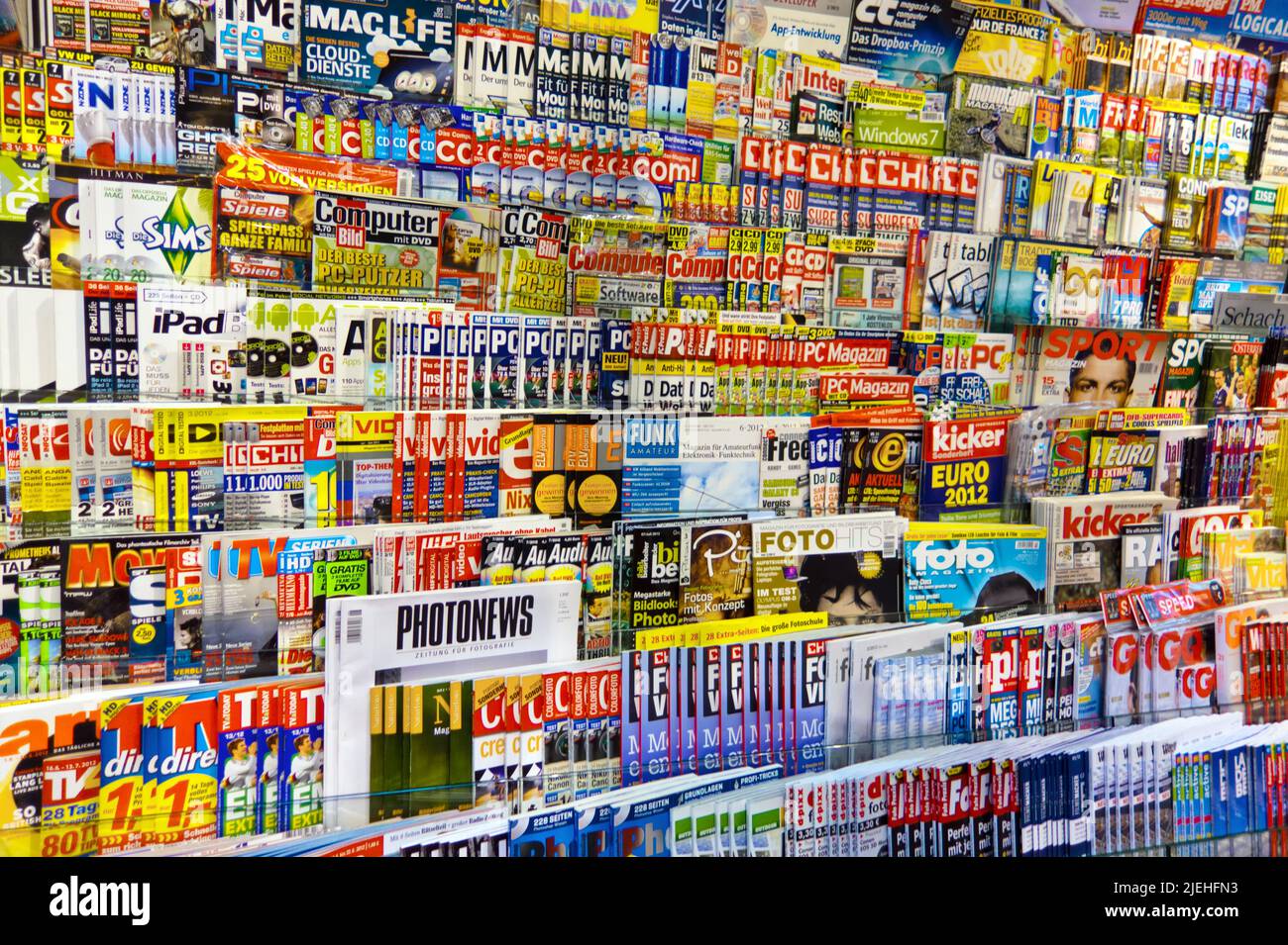 Verschiedene Zeitschriften in einer Bahnhofsbuchhandlung, Meinungsvielfalt und Pressefreiheit, Foto Stock