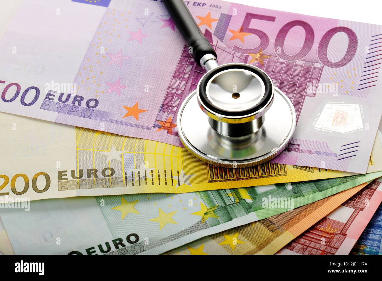 Stethoskop, EURO-Bannoden, Fächer, Symbolbild Kostenexplosion Gesundheitswesen, Arztkosten Foto Stock