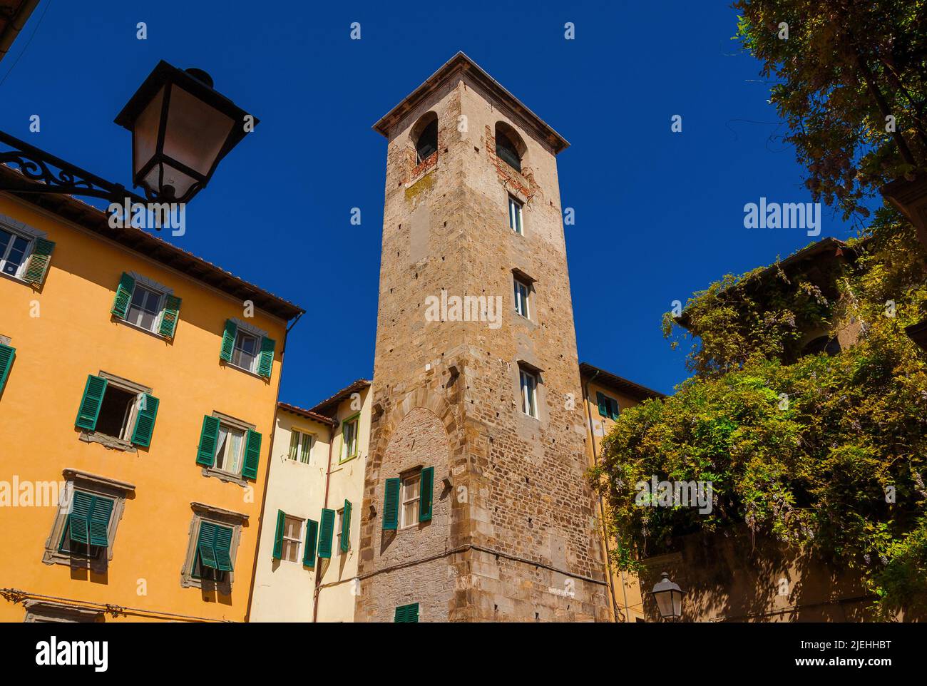 Centro storico medievale di Pisa con antico campanile Foto Stock