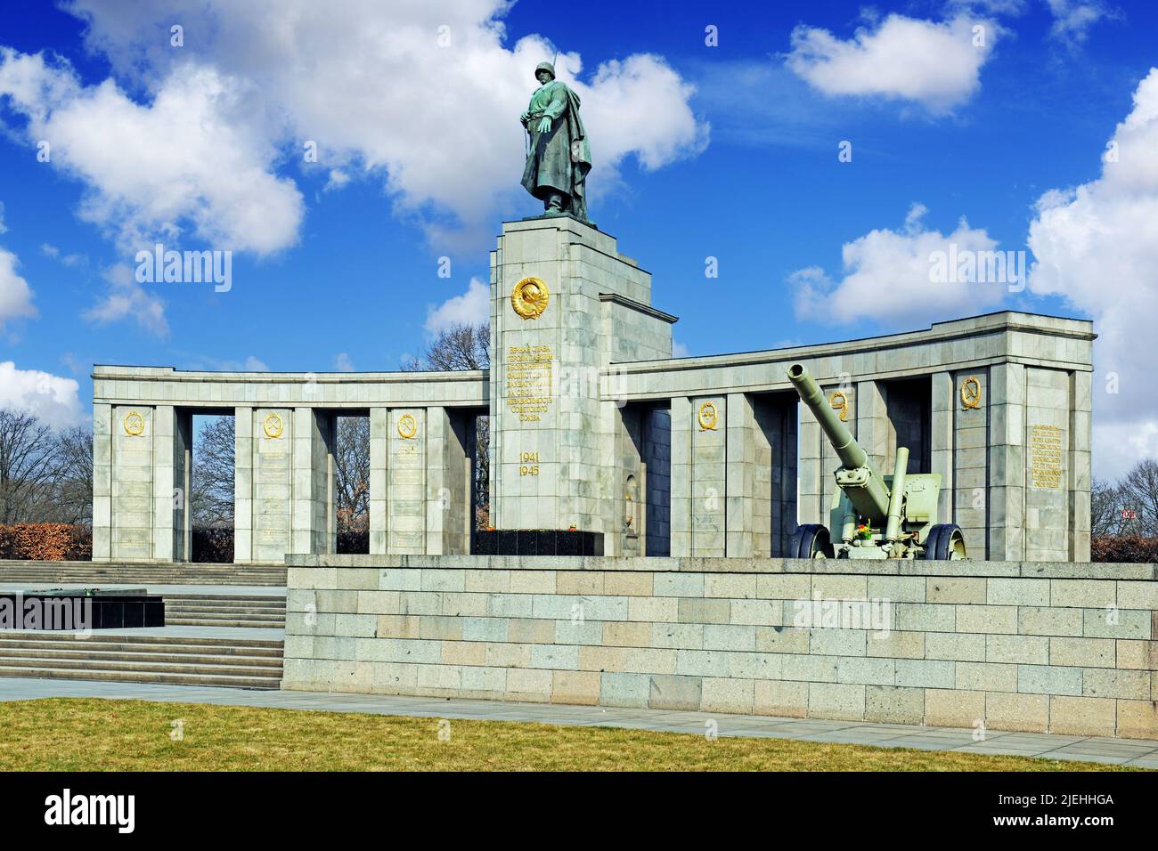 Sowjetische Ehrenmal für die gefallenen russischen, sowjetischen Soldaten des 2. Welkrieges, Strasse des 17. Juni, Berlino, Germania, Europa Foto Stock