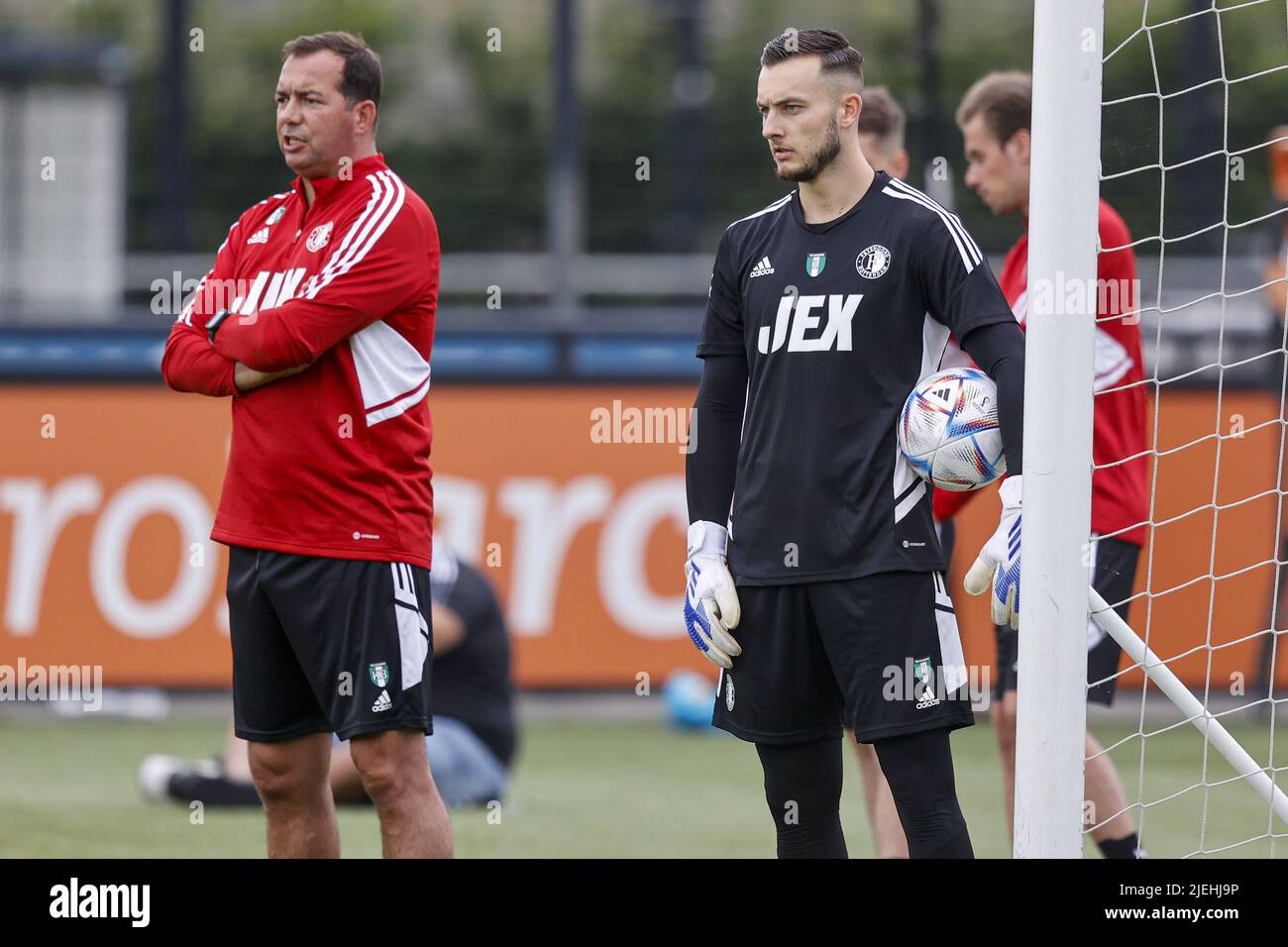 2022-06-27 12:16:26 ROTTERDAM - Coach Keyenoord Goalkeeper Khalid Benlahsen, portiere di Feyenoord Justin Bijlow durante la prima sessione di allenamento di Feyenoord al complesso sportivo 1908 il 27 giugno 2022 a Rotterdam, Paesi Bassi. ANP PIETER STAM DE JONGE olanda OUT - belgio OUT Foto Stock