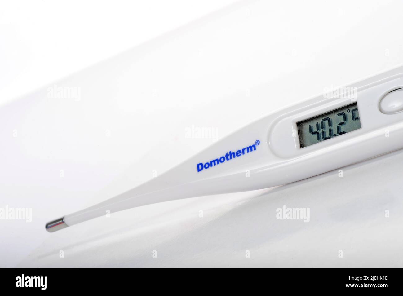 Digitales Fiebertermumer zeigt 40,2 Grad, hohes Fieber, Freisteller, Foto Stock