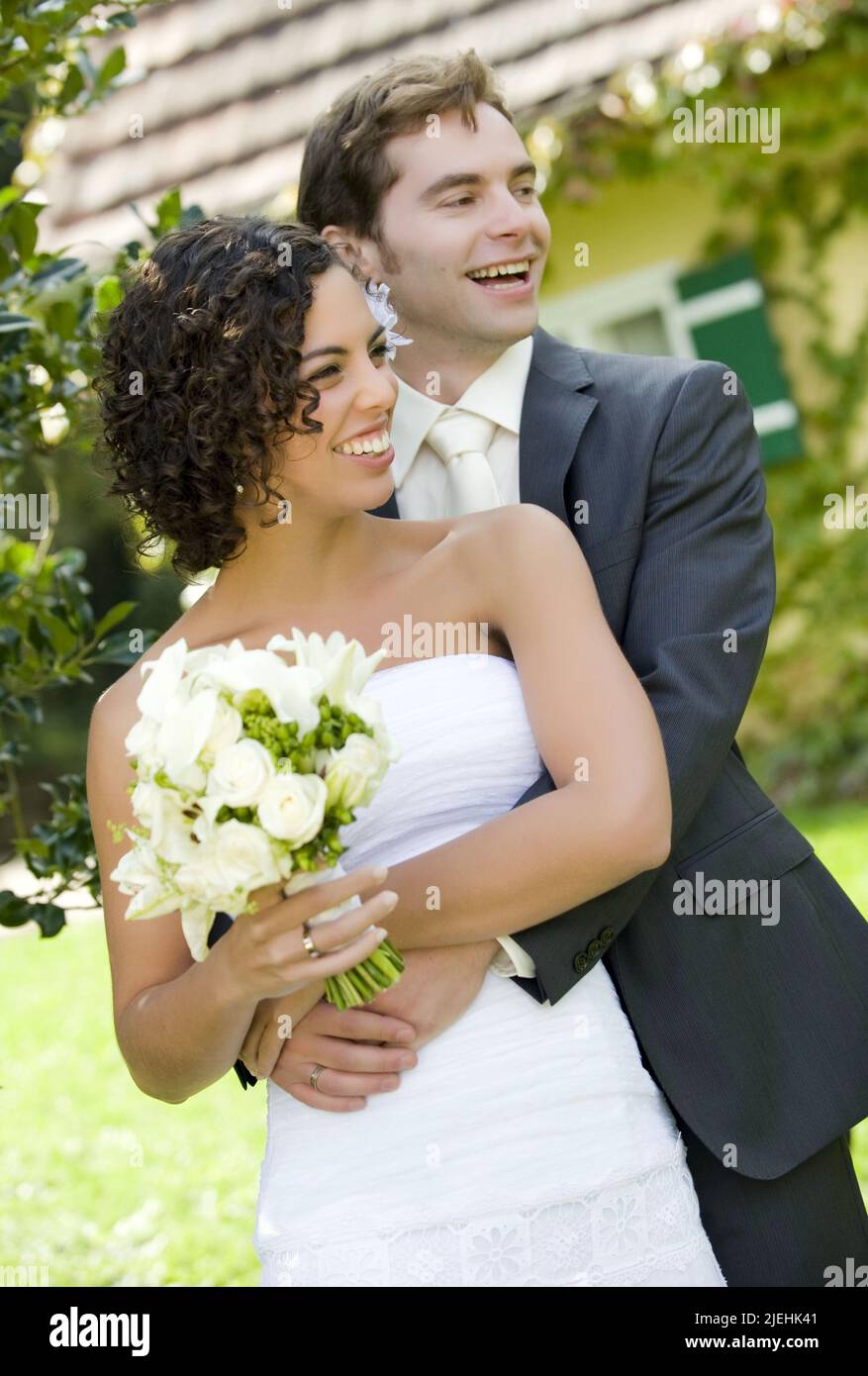 Verliebtes Brautpaar, 35, 40, Jahre, Mann, Frau, weisses Brautkleid, Anzugträger, Braut, Bräutigam, Foto Stock