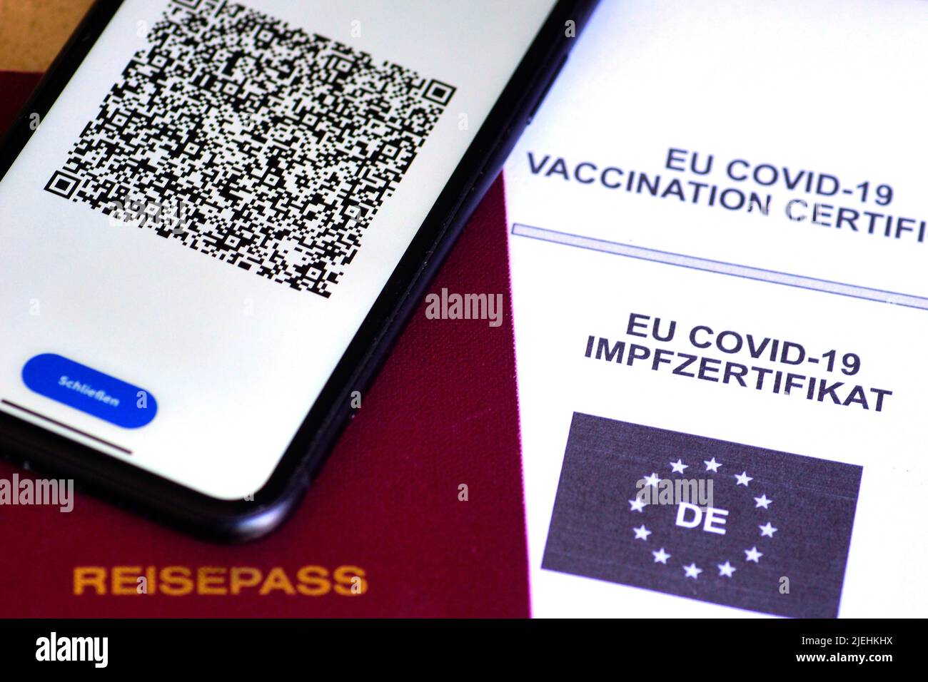 EU Covid-19 Impfnachweis, Reisepass, Impfausweis, App, Scan, Scannen, QR-Code, pratico, smartphone, Foto Stock