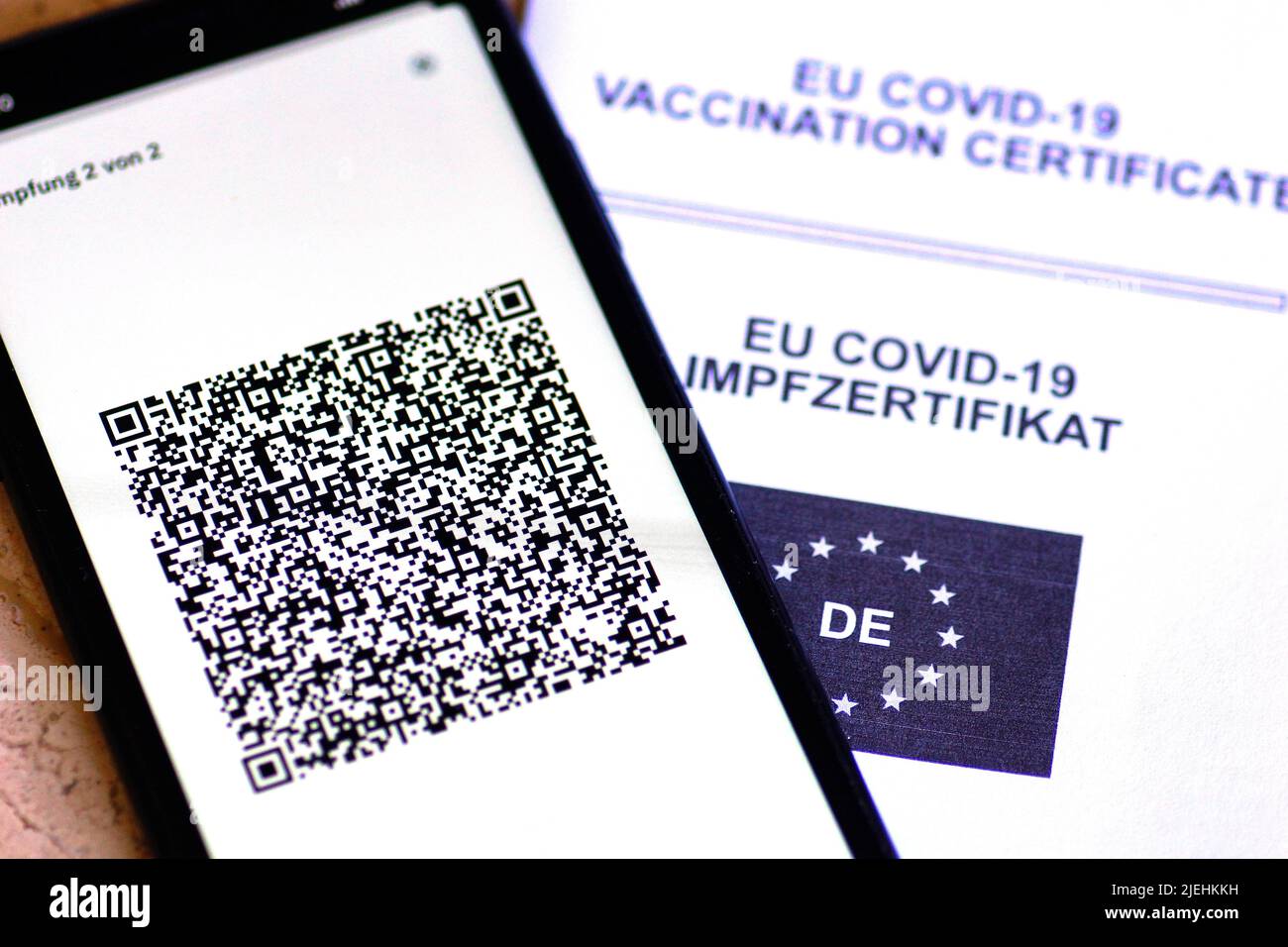 EU Covid-19 Impfnachweis, Reisepass, Impfausweis, App, Scan, Scannen, CR-Code, Handy, smartphone, QR-Code, Codice QR, Foto Stock