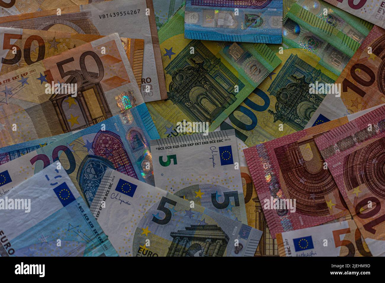 Le banconote in euro si diffondono in modo casuale, perdendo valore a causa dell'inflazione Foto Stock