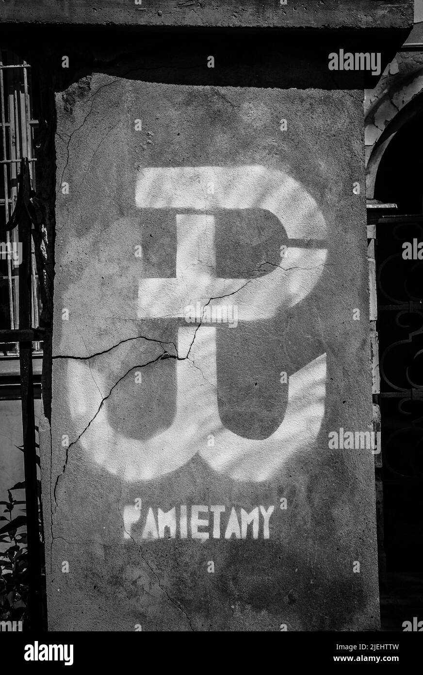 Il segno 'Poland Fighting' e la scritta 'membera' dipinte su un muro a pieghe Foto Stock