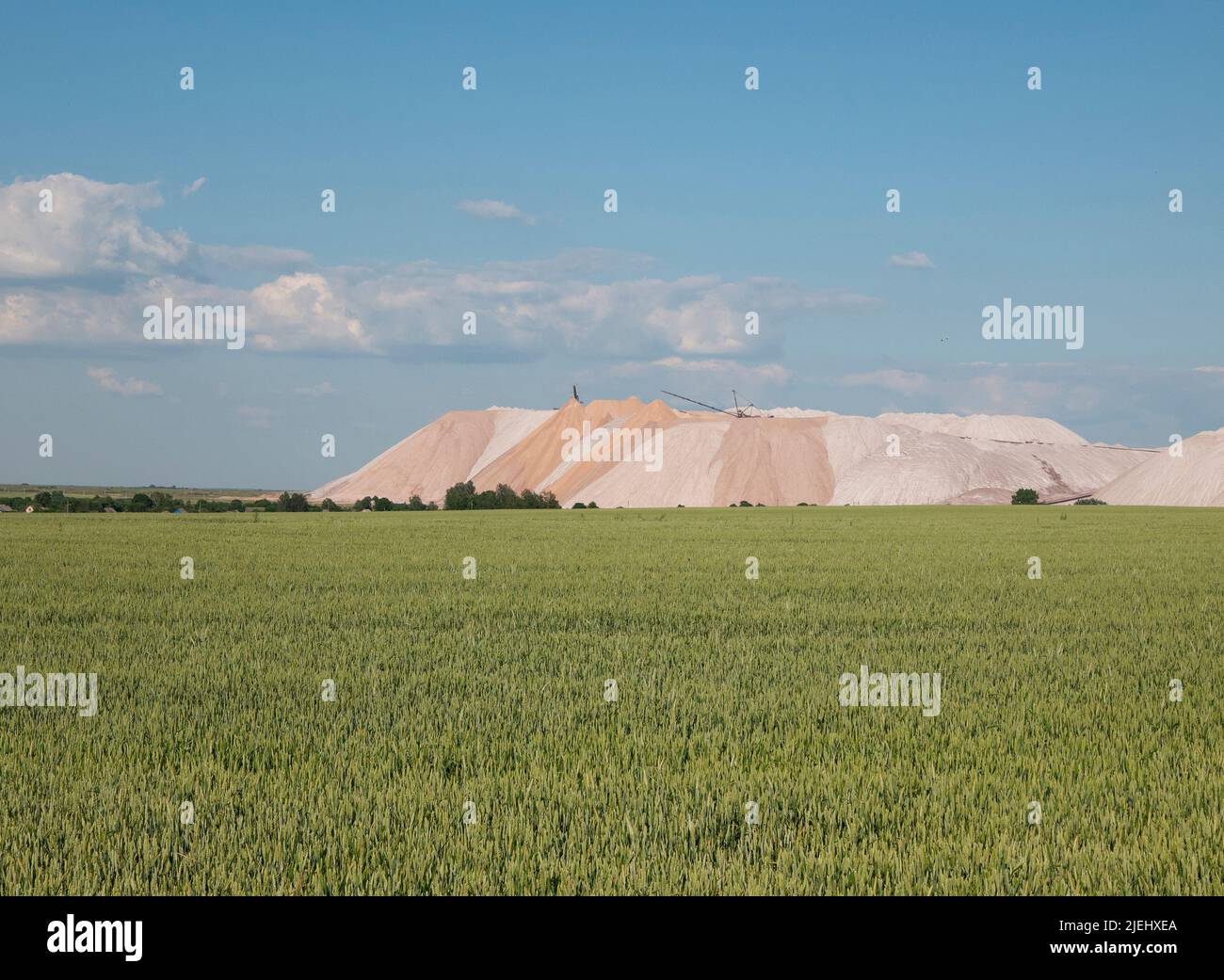 Area di cumulo residui di potassio. Paesaggio con enorme cumulo di residui di sale. Discariche di sale e minerali Foto Stock