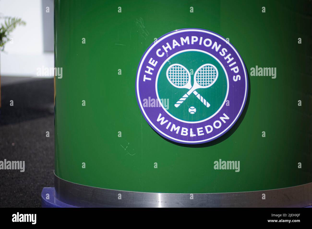 Londra, Regno Unito. 27th giugno 2022. Tennis: Campionato di Wimbledon, torneo Grand Slam. Il logo del torneo con l'iscrizione 'The Championships Wimbledon' è attaccato ad un barile. Credit: Frank Molter/dpa/Alamy Live News Foto Stock