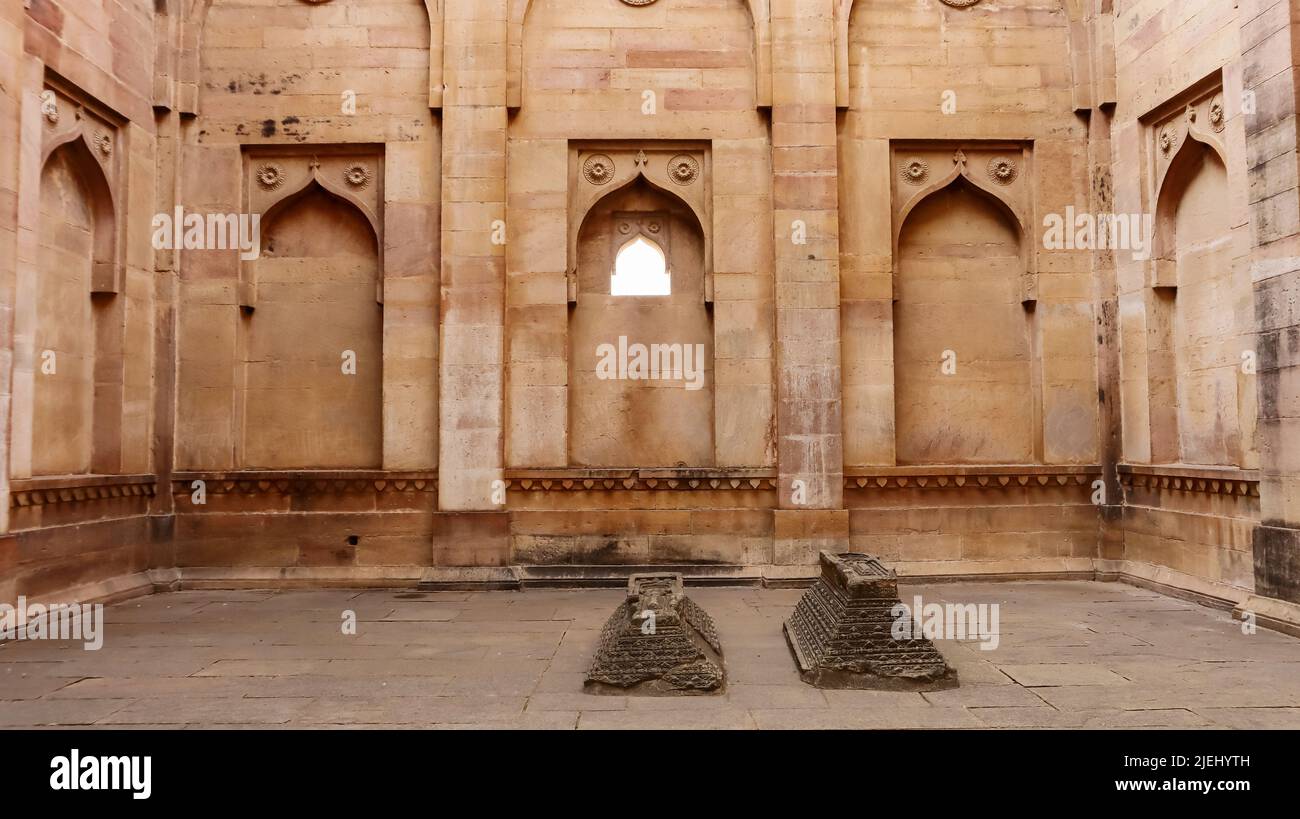Tombe di Shahzadi e il suo amante dentro lo Shahzadi ka Roza, Chanderi, Madhya Pradesh, India. Foto Stock