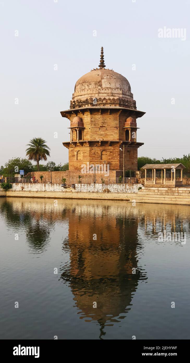 Vista di Maharaja Bharat Shah Chhatri, costruito nel 1642, Chanderi, Madhya Pradesh, India. Foto Stock