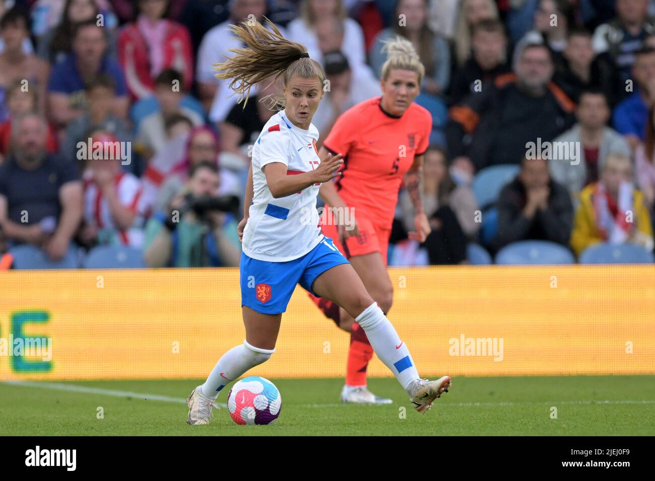 LEEDS - (lr) Victoria Pelova of Holland Women , Millie Bright of England Women durante l'Inghilterra le amicizie internazionali delle donne contro i Paesi Bassi all'Elland Road Stadium il 24 giugno 2022 a Leeds, Regno Unito. ANP GERRIT VAN COLOGNE Foto Stock