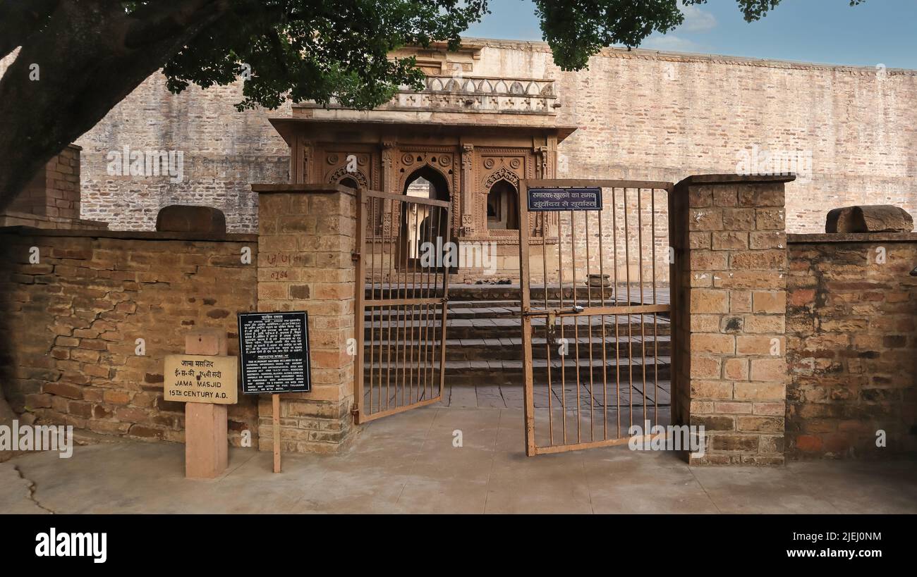 Porta d'ingresso a Jama Masjid, Moschea, Moschea del 15th secolo, Chanderi, Madhya Pradesh, India. Solo moschea senza minareti in India Foto Stock