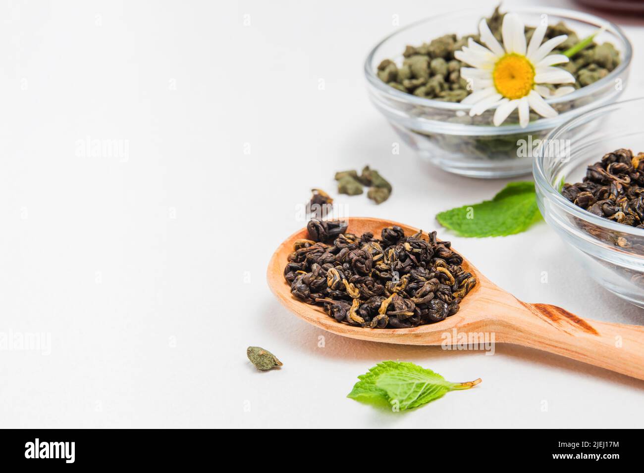 Varietà di tè nero o rosso e verde premium, tè oolong cinese con ginseng, tè preparato in tazza. Assortimento di tè in negozio. Sfondo bianco. Foto Stock