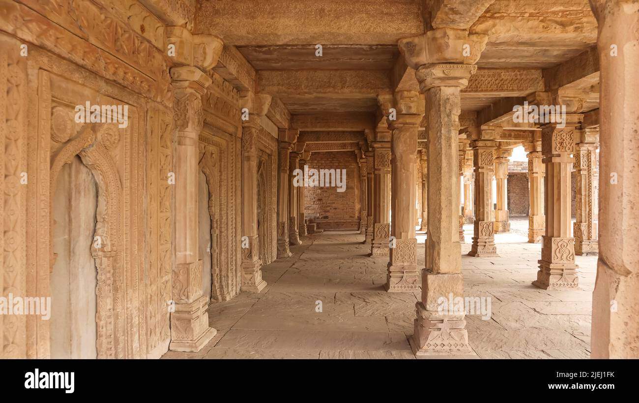 Colonne di complesso, Chanderi Fort, Chanderi, Madhya Pradesh, India. Foto Stock