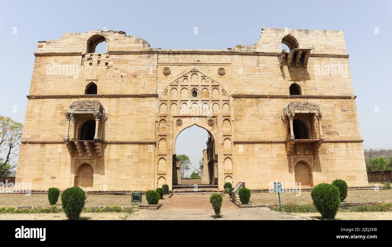 Koshak Mahal facciata, Chanderi, Madhya Pradesh, India. Originariamente chiamato il Kushk-e-haft Manzil o l'"edificio a sette piani. Ora solo 3 piani Foto Stock