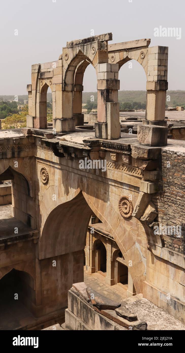 Vista esterna di Koshak Mahal, Chanderi, Madhya Pradesh, India. Originariamente chiamato il Kushk-e-haft Manzil o l'edificio a sette piani. Ora solo 3 s. Foto Stock