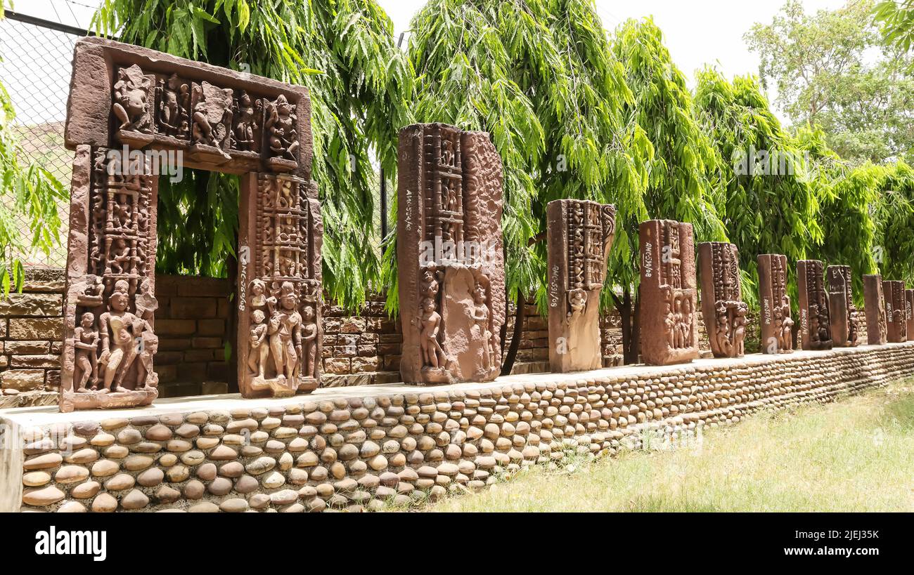 Sculture intagliate all'esterno del Museo Chanderi, Chanderi, Madhya Pradesh, India. Foto Stock