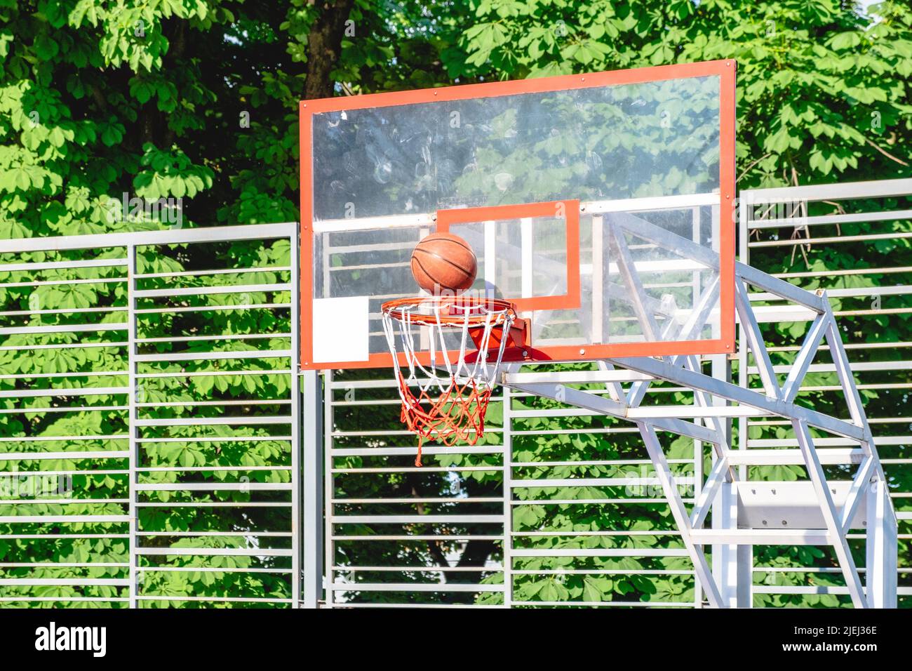 basket hoop all'aperto estate soleggiata giorno spazio copia Foto Stock