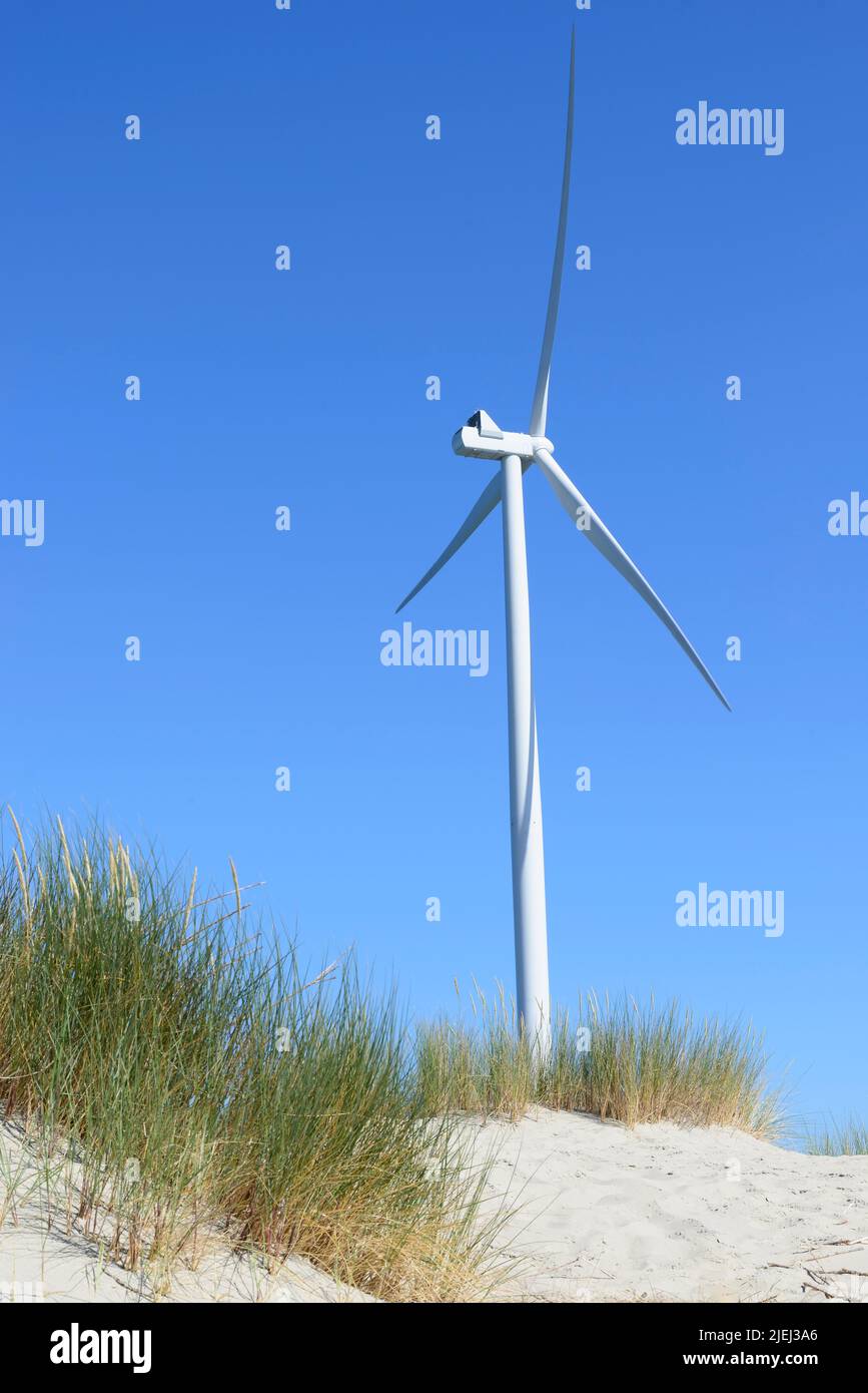 Moderne weiße Windkraftanlagen oder Windmühlen, erneuerbare Energie Foto Stock
