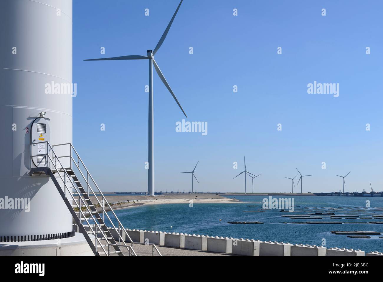Moderne weiße Windkraftanlagen oder Windmühlen, erneuerbare Energie Foto Stock