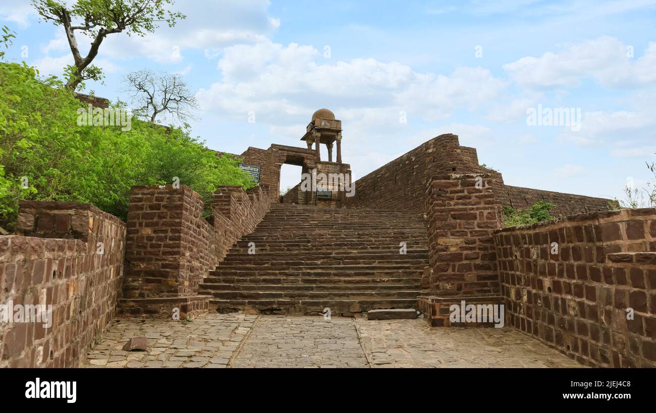 Scale di ingresso al Forte Narwar, costruito nel 11th secolo da Kachwaha Rajput, Narwar, Shivpuri, Madhya Pradesh, India. Foto Stock