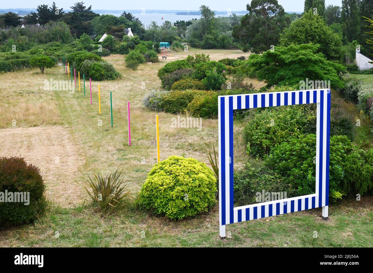 Francia. Morbihan (56). Una delle opere esposte sull'isola di Arz, qui al Bourg, dall'artista francese Daniel Buren fino al novembro 2023. Foto Stock