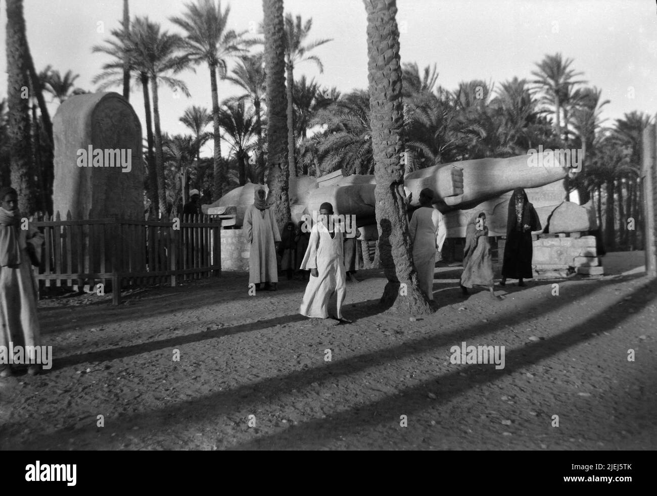 Egitto Memphis Upper Egypt Antichities 1948 1940s B&W foto di turisti occidentali che visitano siti storici Foto Stock