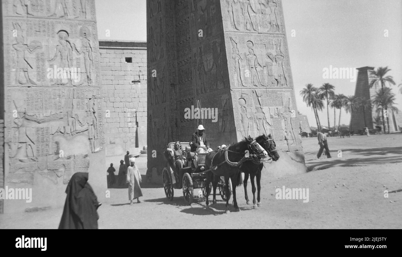 Egitto Luxor Alto Egitto Antichità 1948 1940s B & W foto di turisti occidentali visitare siti storici giro in carrozza Foto Stock