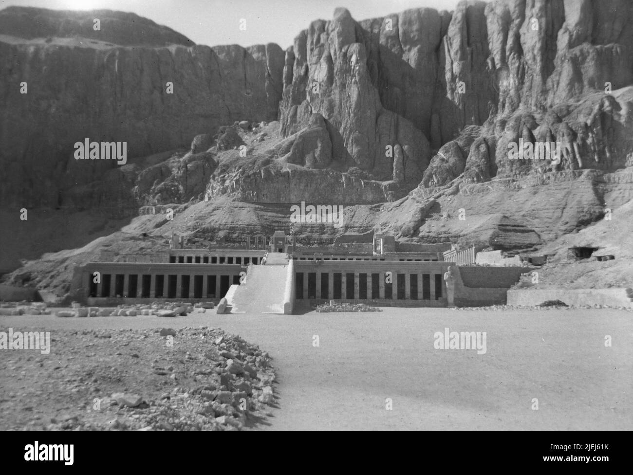 Egitto Luxor Alto Egitto Antichità 1948 1940s B & W foto di turisti occidentali visitare siti storici Tempio della Regina Hatshepsut e la Valle dei Re Foto Stock