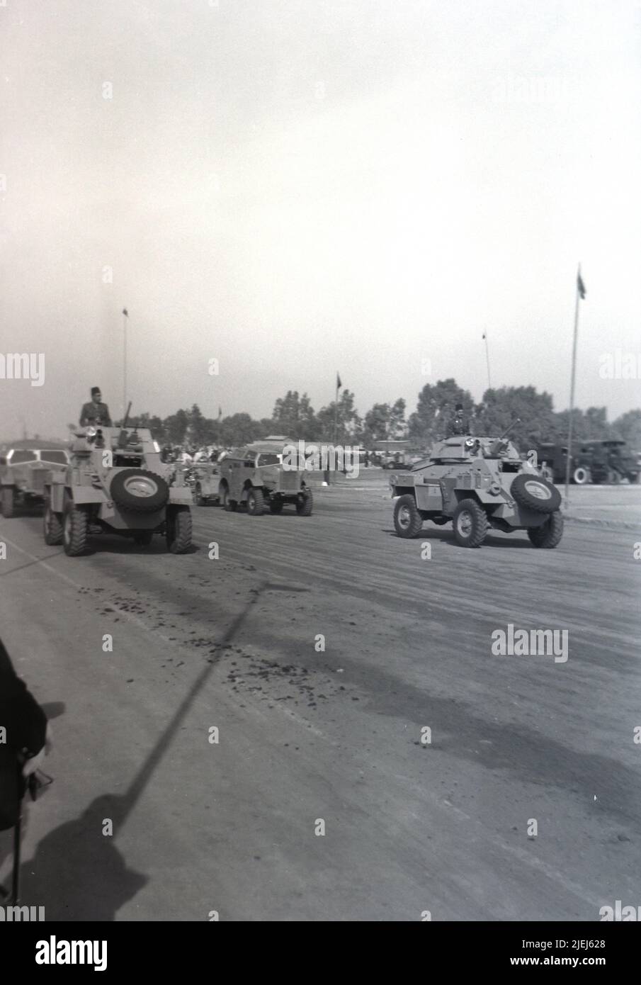 Cairo Egitto 1940s parata militare con britannico fatto Humber Armobled Car Mk IV di fronte Foto Stock