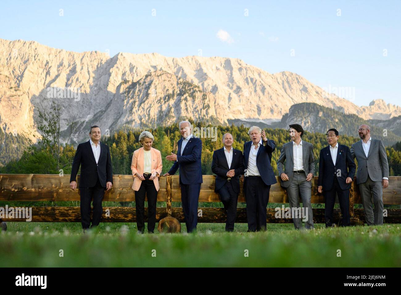 Schloss Elmau, Germania. 27th giugno 2022. Il primo ministro italiano Mario Draghi, il presidente della Commissione europea Ursula von der Leyen, il presidente americano Joe Biden, il cancelliere federale tedesco OLAF Scholz, il primo ministro britannico Boris Johnson, il primo ministro canadese Justin Trudeau, il primo ministro giapponese Fumio Kishida, E il presidente del Consiglio europeo Charles Michel, riuniti per una "foto di famiglia" a Schloss Elmau, Germania, domenica 26 giugno 2022, Durante il vertice del G7. Foto via Governo Federale Tedesco/credito UPI: UPI/Alamy Live News Foto Stock