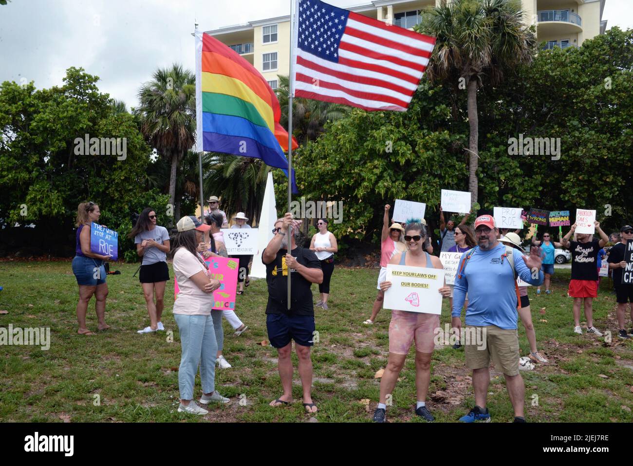 Melbourne, Brevard County, Florida, Stati Uniti. Giugno 26, 2022. I manifestanti contro la Corte Suprema degli Stati Uniti (SCOTO) decisione di rovesciamento Roe contro Wade riuniti sul Eau Gallie Causeway PER un raduno femminile per i diritti riproduttivi e persone con uteri! Credit: Julian Leek/Alamy Live News Foto Stock