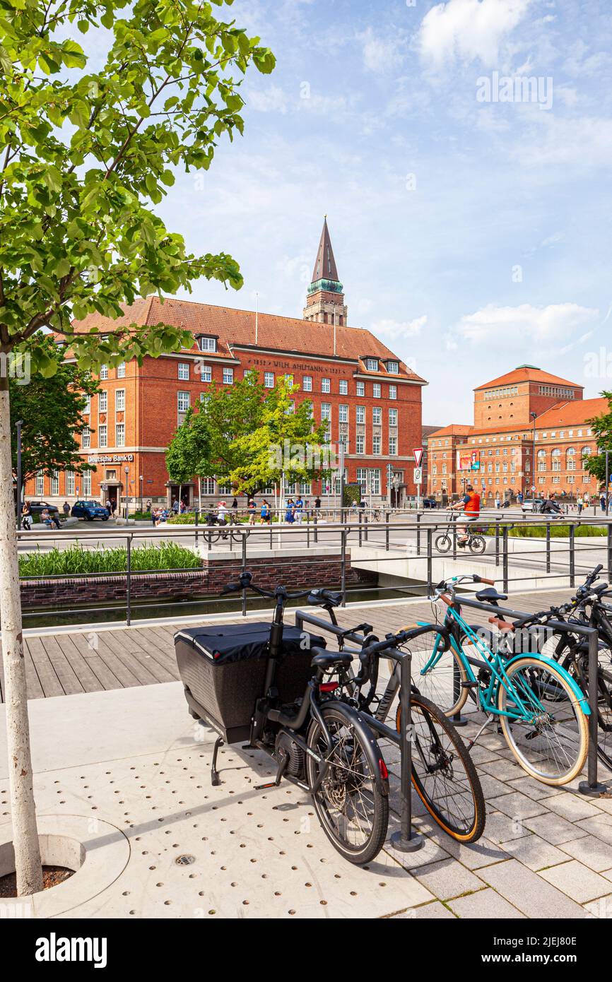 Biciclette di fronte alla Deutsche Bank e al Teatro dell'Opera di Kiel, Schleswig-Holstein, Germania Foto Stock