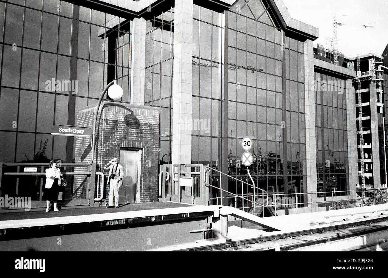 La sede del quotidiano Daily Telegraph dietro la stazione di South Quay sulla Docklands Light Railway a Londra il 1 settembre 1987. Il gruppo di giornali si trasferì da Fleet Street nel 1987. Foto Stock