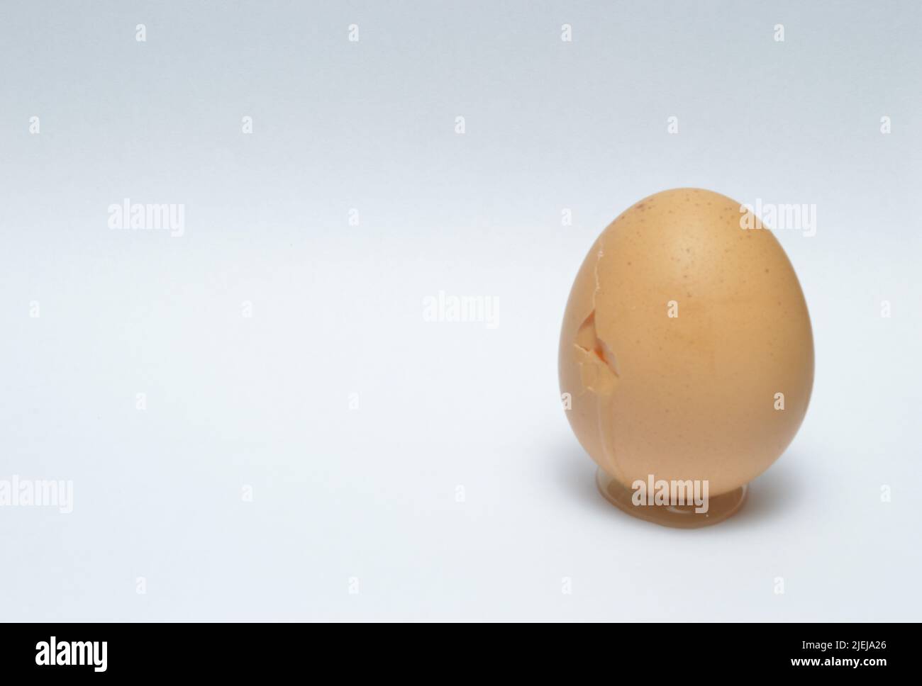 cracked con glaire scorrevole isolato su sfondo bianco Foto Stock