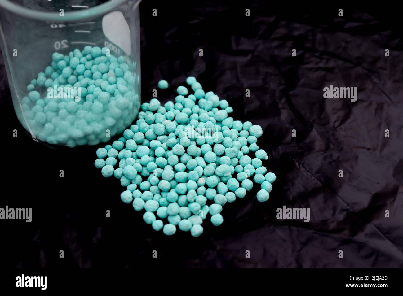 urea pericolosa chimica e sfondo nero Foto Stock