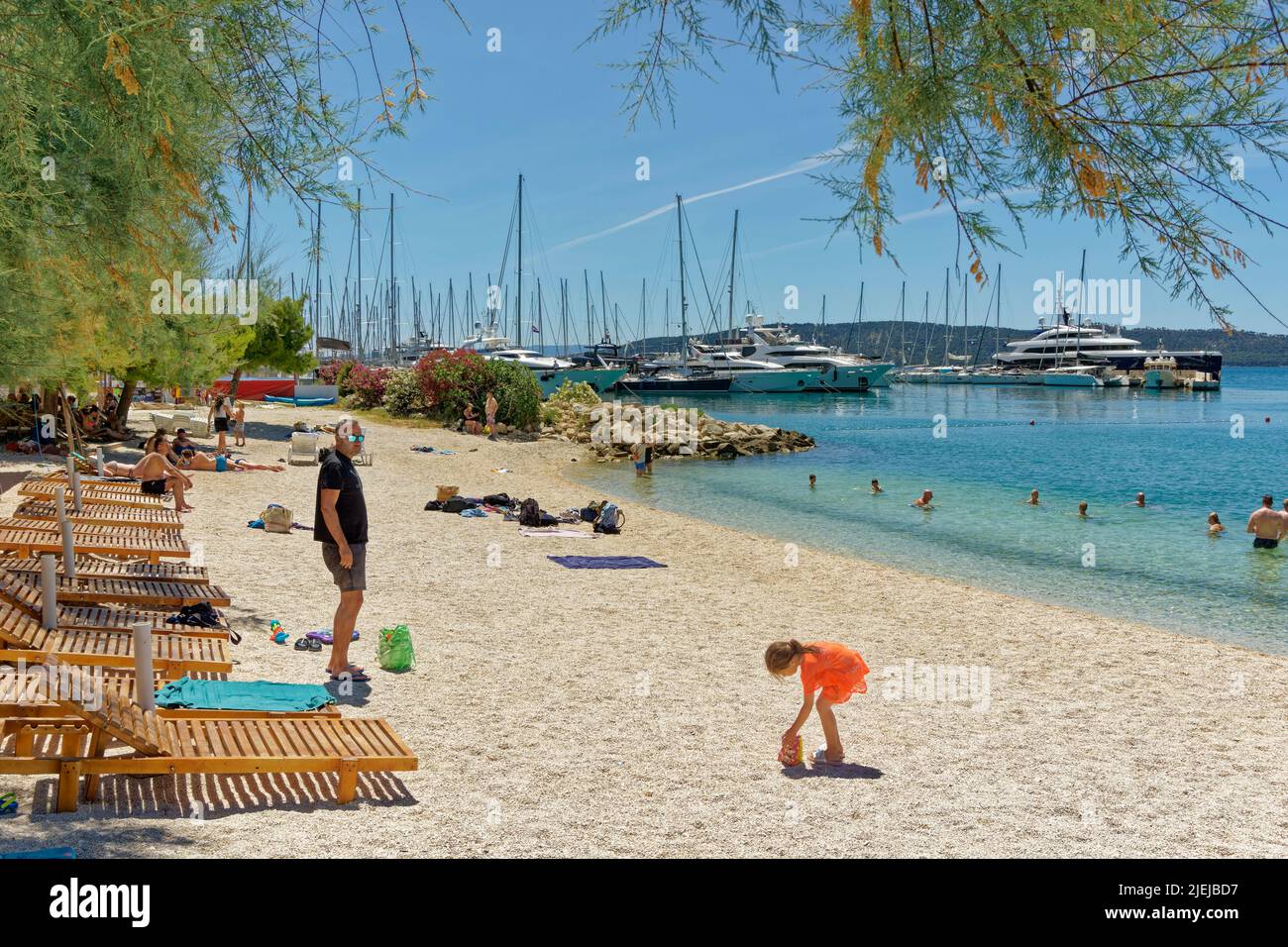 Spiaggia adiacente a Kastela Marina a nord ovest di Spalato nella Croazia centrale. Foto Stock